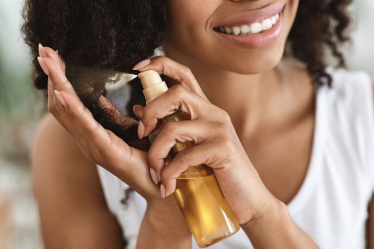 Mulher cuidando do cabelo no verão