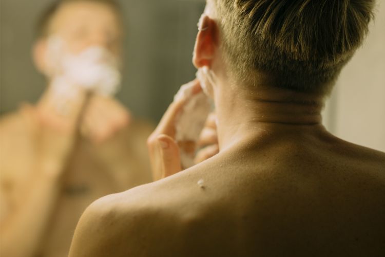 Homem fazendo a barba para usar pós-barba