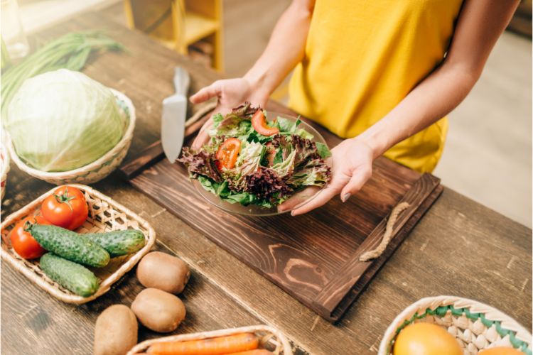 Mulher preparando um prato para dieta vegetariana