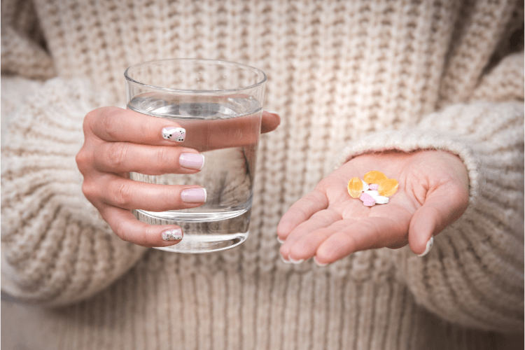 Mulher segurando comprimidos de vitamina b5